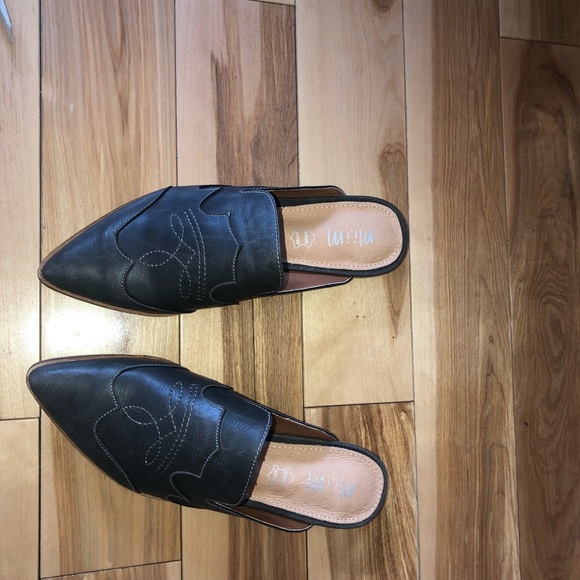 Pointy black shoes - Picture 3 of 3